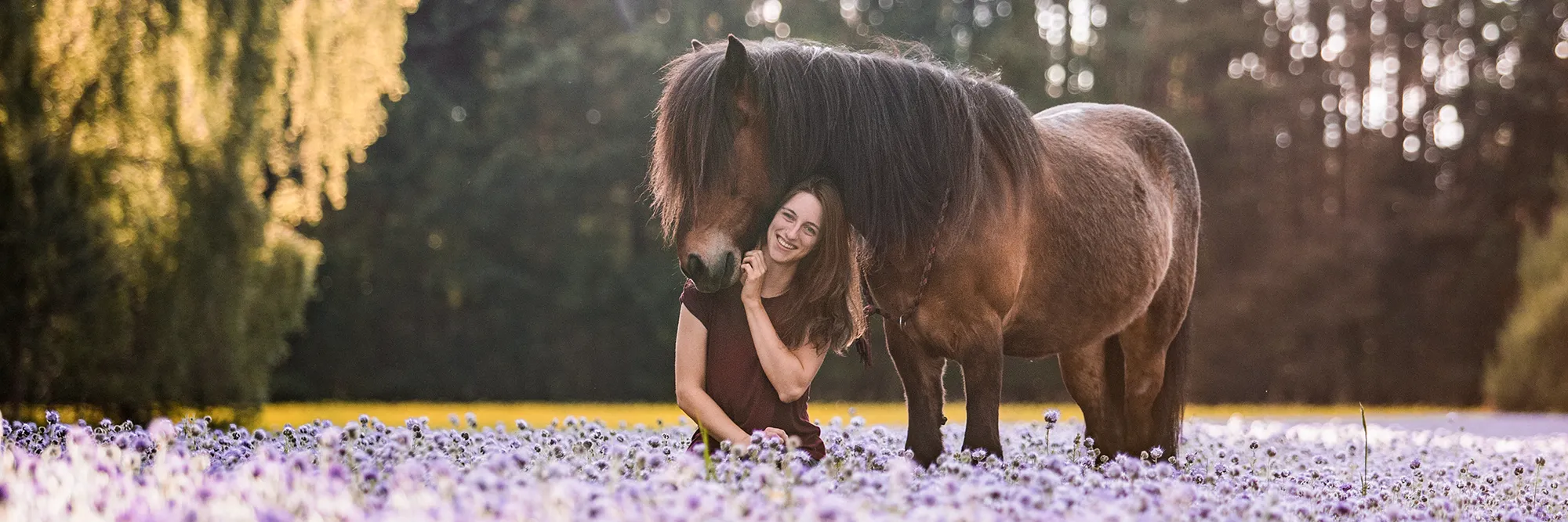 Tierfotografin Gina Schlott mit ihrem Pferd