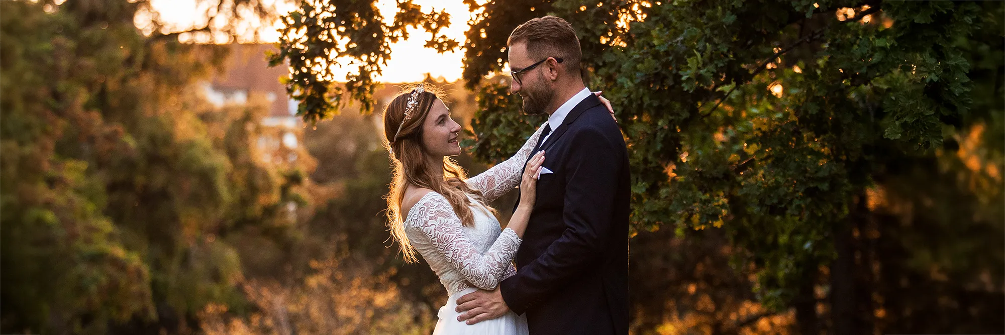 Hochzeitspaar im Sonnenuntergang