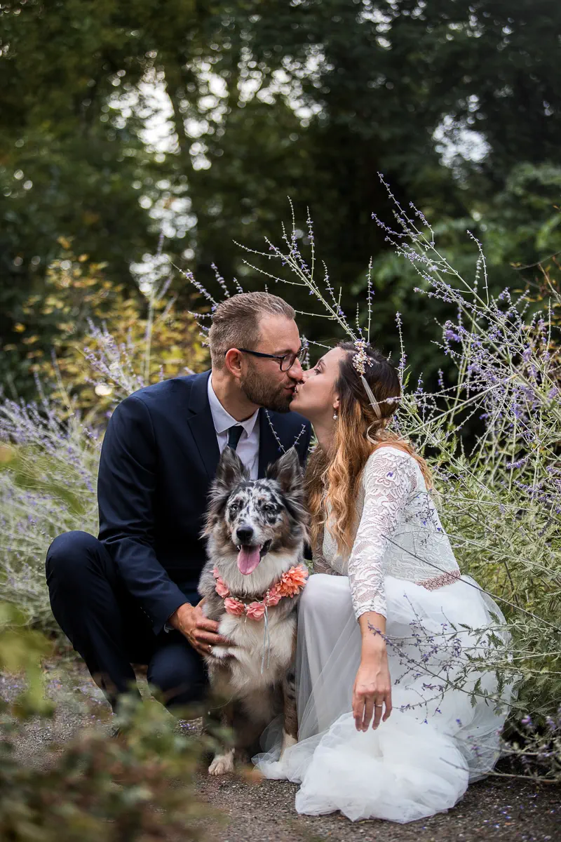 Hochzeitspaar mit ihrem Hund
