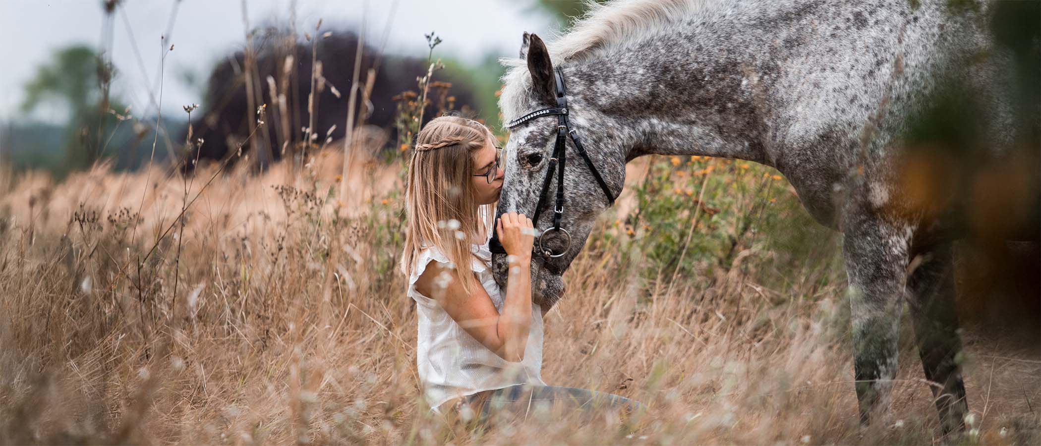 Frau kuschelt mit Pferd